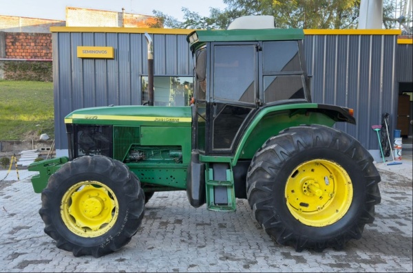 Trator John Deere 6600 ano 2003