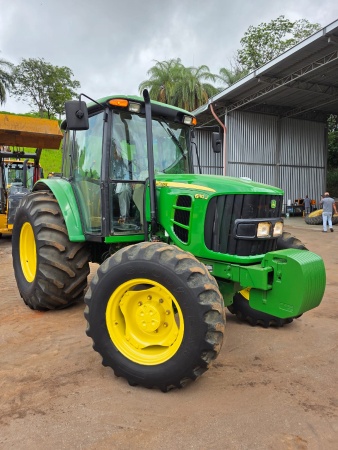 Trator John Deere 6110J ano 2014